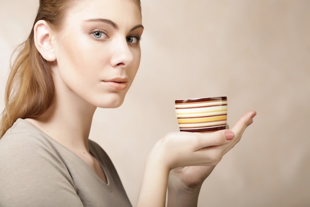 Bella donna che beve il caffè