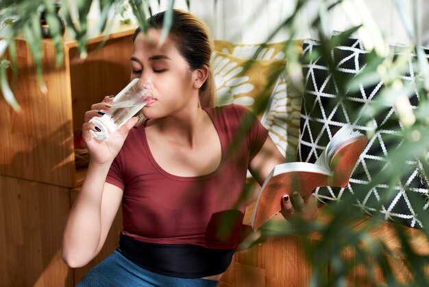 きれいな女性は水を飲む