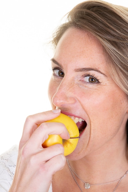 Красивая женщина ест кусаться свежее яблоко