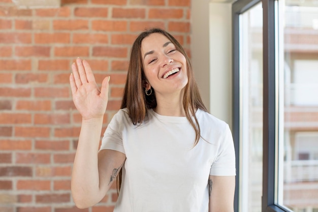 Foto bella donna che esprime un concetto a casa