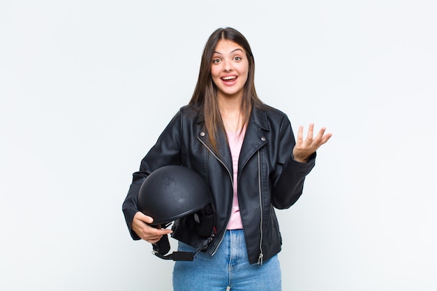 Bella donna che si sente felice, sorpresa e allegra, sorridente con atteggiamento positivo, realizzando una soluzione o un'idea