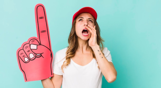 Foto bella donna che si sente felice un grande grido con le mani vicino alla bocca