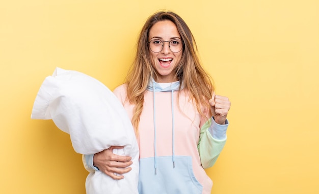 Foto bella donna che si sente scioccata, ride e celebra il successo. concetto di pigiama