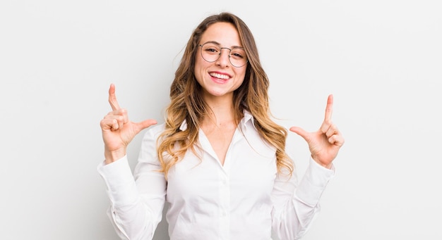 Bella donna che incornicia o delinea il proprio sorriso con entrambe le mani che sembrano un concetto di benessere positivo e felice