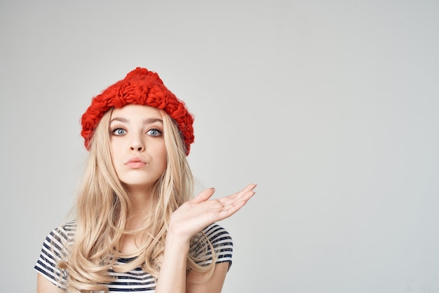 Foto bella donna gesti con le mani trucco vista ritagliata glamour