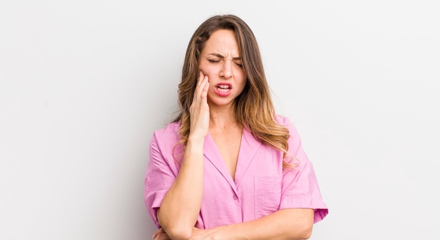 Foto bella donna che tiene la guancia e soffre di doloroso mal di denti sentirsi male infelice e infelice alla ricerca di un dentista