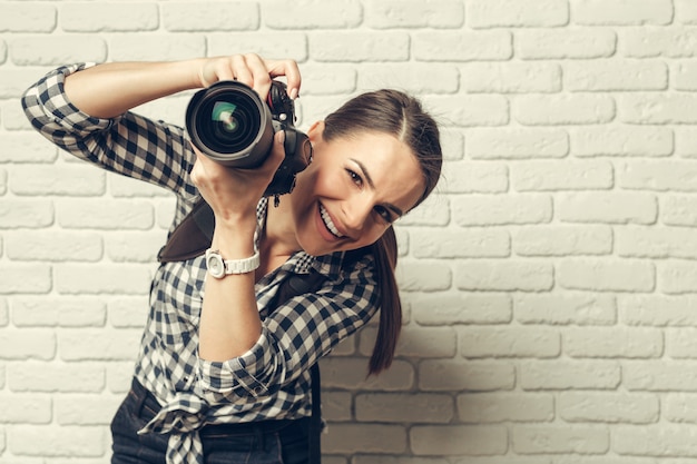 예쁜 여자는 DSLR 카메라와 함께 전문 사진 작가입니다