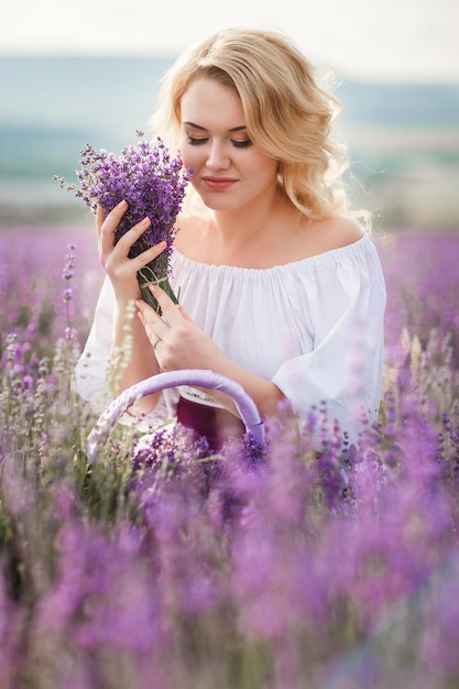 Bella donna nel campo di lavanda