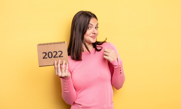 Bella donna che sembra arrogante, di successo, positiva e orgogliosa. concetto di calendario 2022