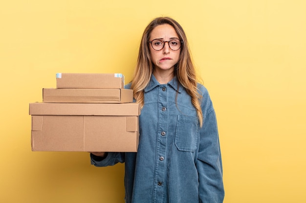 Photo pretty woman looking puzzled and confused. package boxes concept