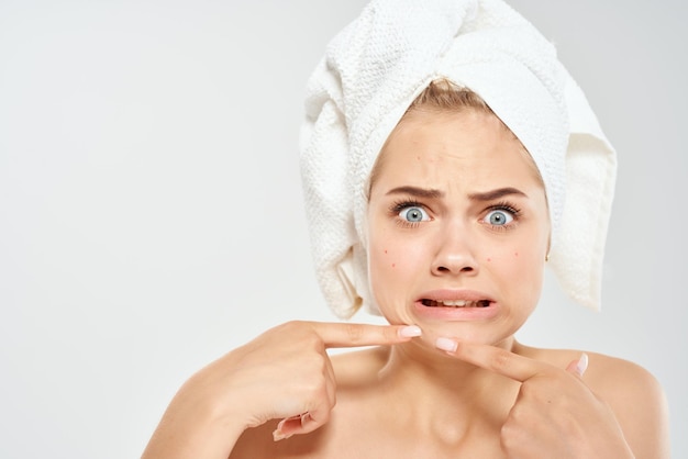 Фото Красивая женщина голые плечи уход за кожей дерматология акне высококачественное фото