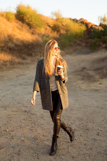 Photo pretty woman outdoors with morning coffee