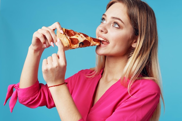 Foto bella donna in camicia rosa fast food snack stile di vita foto di alta qualità