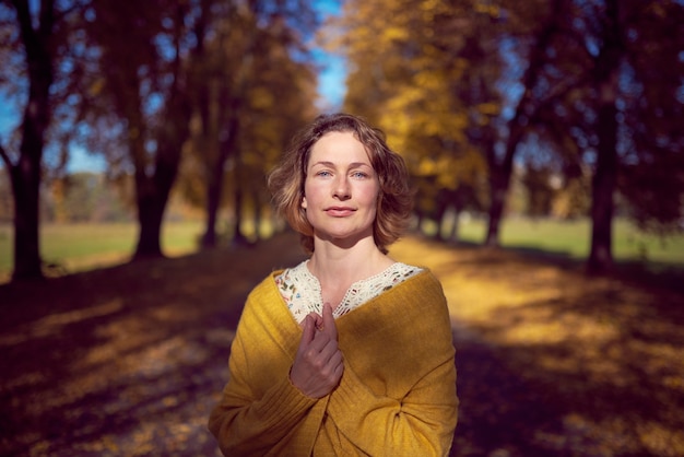 Foto ritratto grazioso della donna nella sosta di autunno