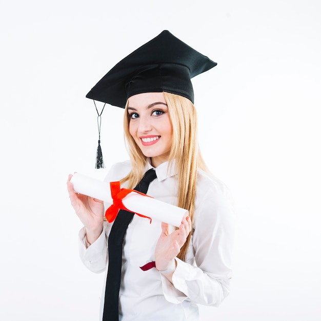 Foto donna graziosa che posa con il diploma