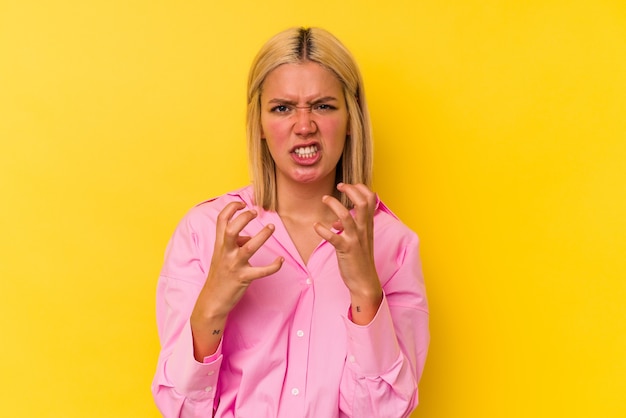 Una bella donna in posa su sfondo giallo