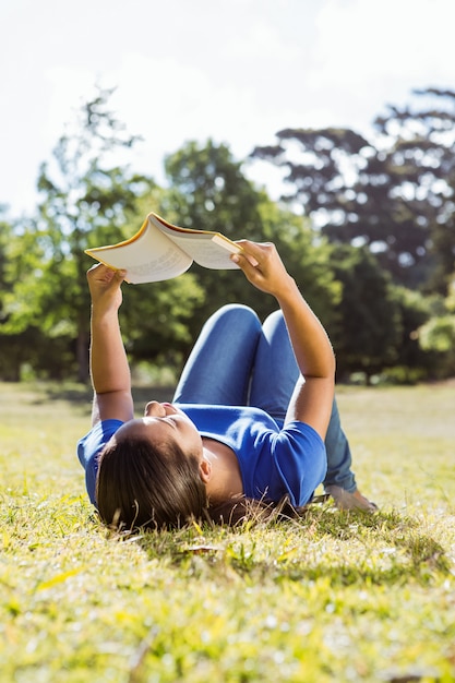 Photo pretty woman reading in the park