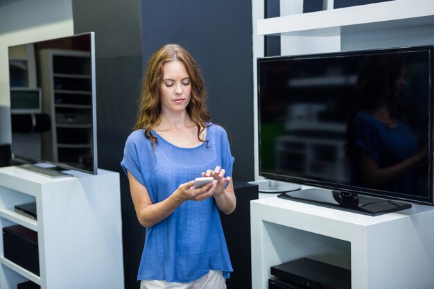 新しいテレビを買うかわいい女性