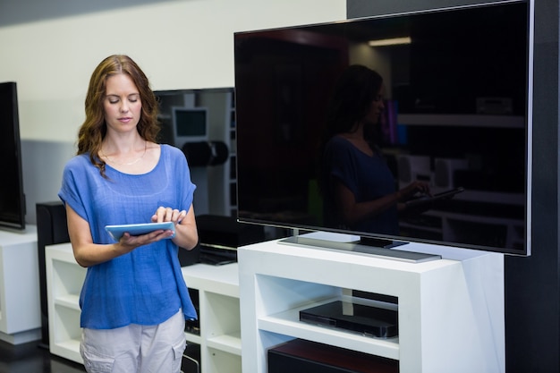 Foto donna graziosa che compra per la nuova televisione