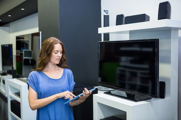 新しいテレビを買うかわいい女性