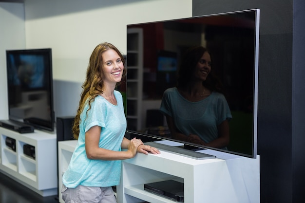 新しいテレビを買うかわいい女性