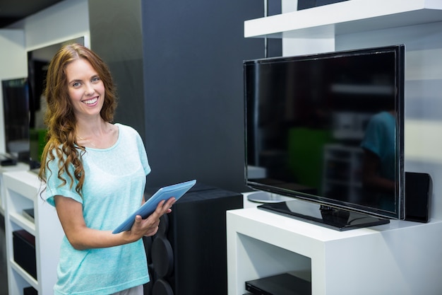 Foto donna graziosa che compra per la nuova televisione