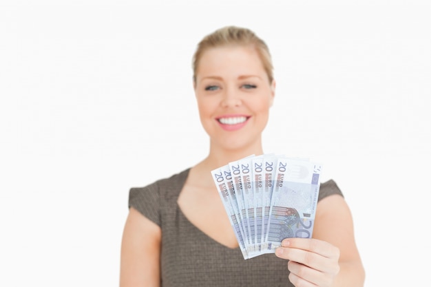 Довольно женщина показывает банкноты евро