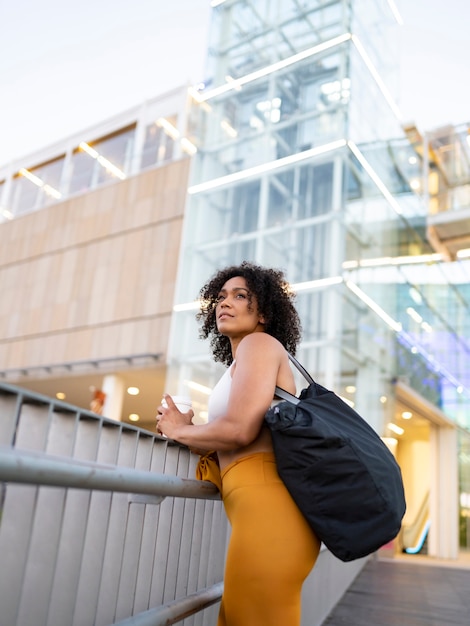 Pretty woman in abbigliamento sportivo all'aperto