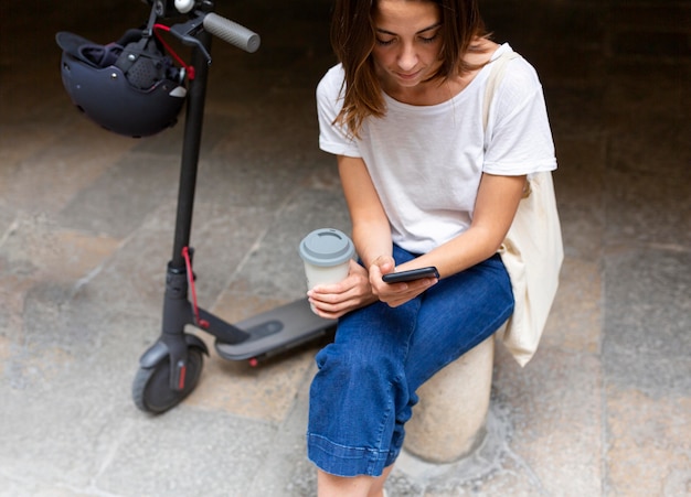 Photo pretty woman using an eco scooter