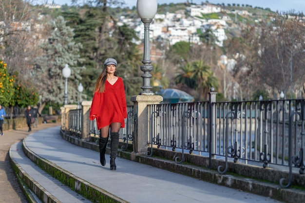 Foto bella donna che cammina al sole in città