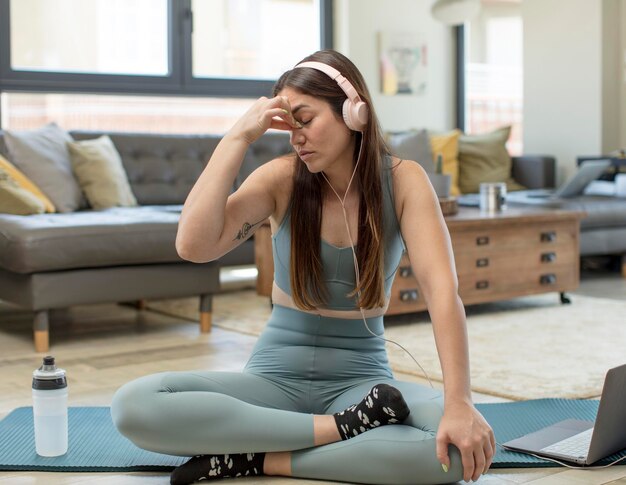 Photo pretty woman wearing fitness clothes and doing yoga