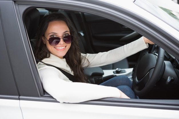 綺麗な女性がサングラスを着て運転する