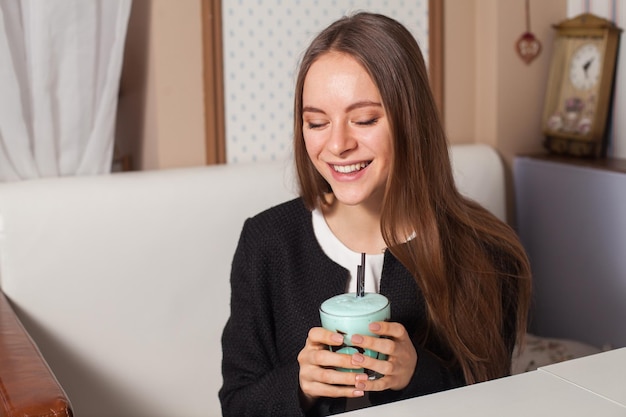 モダンなカフェでカクテルときれいな女性