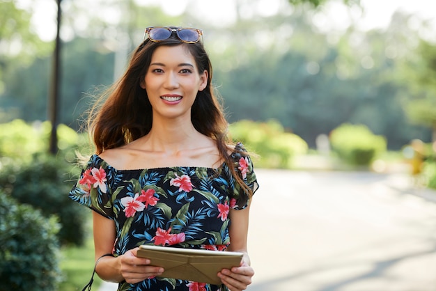 デジタルタブレットのきれいな女性