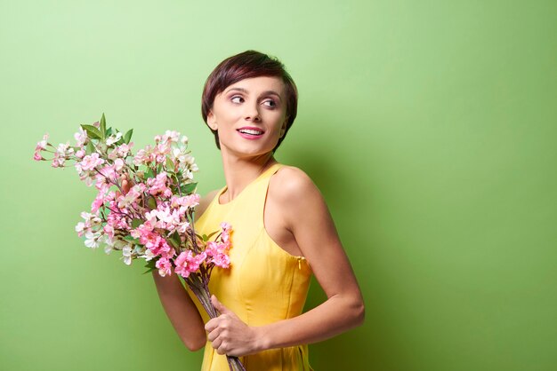 新鮮な花束を持つきれいな女性