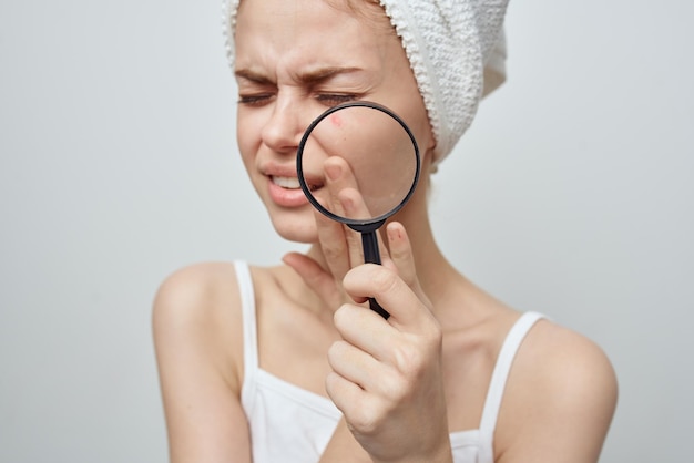 手指衛生治療で虫眼鏡を持つきれいな女性