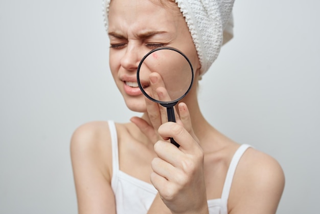 Photo pretty woman with a magnifying glass in hand hygiene treatment