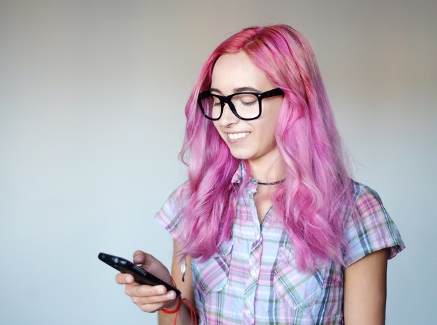 Photo pretty woman with pink hair