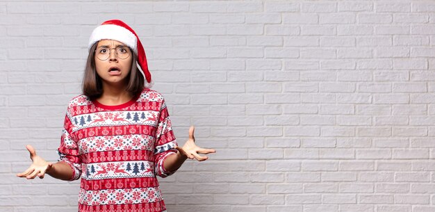 Photo pretty woman with santa hat