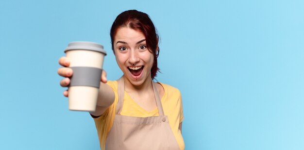 テイクアウトコーヒーときれいな女性