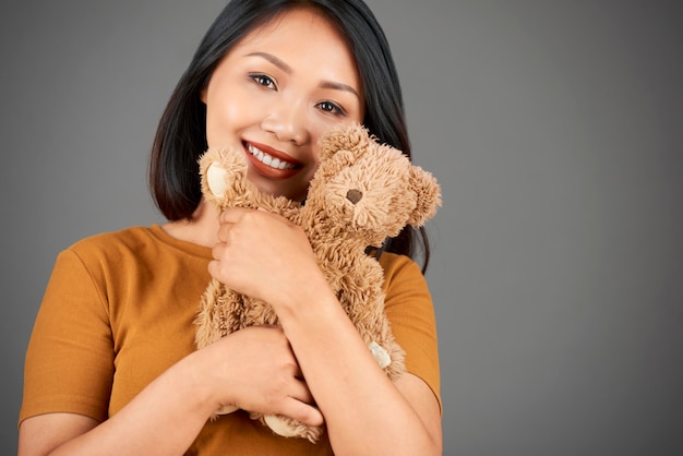 Photo pretty woman with teddy bear