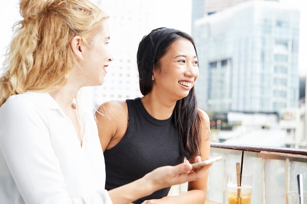 写真 カフェのきれいな女性