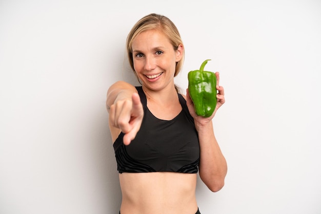 Фото Довольно молодая взрослая женщина фитнес и концепция диеты