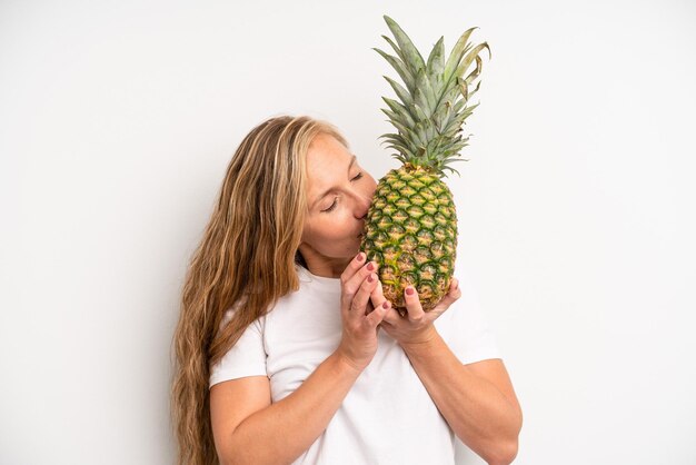 Piuttosto giovane donna adulta concetto di ananas