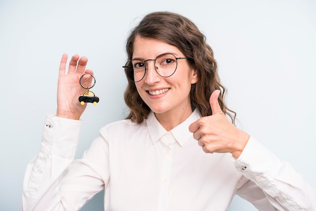 車のキーを持つかなり若い大人の女性