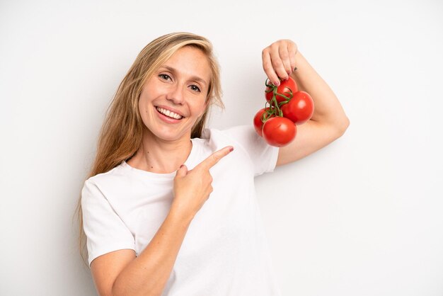 Довольно молодая взрослая женщина с помидорами