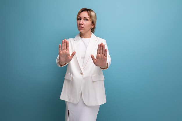 Photo pretty young blond business leader woman in white jacket showing rejection gesture