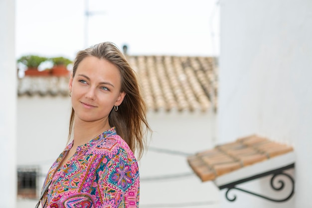 Photo pretty young blonde in an alley in mediterranean village