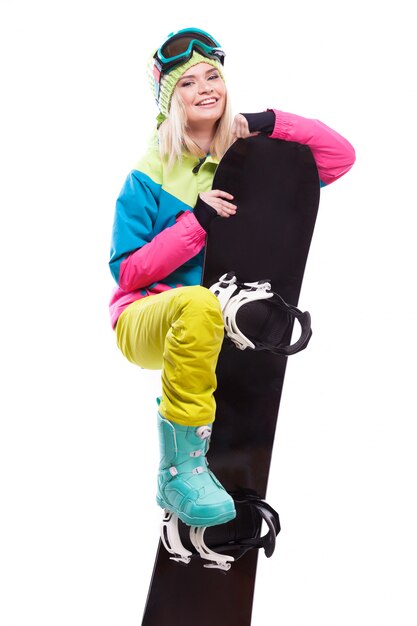 Foto bella giovane donna bionda in snowboard colorato tenere snowboard