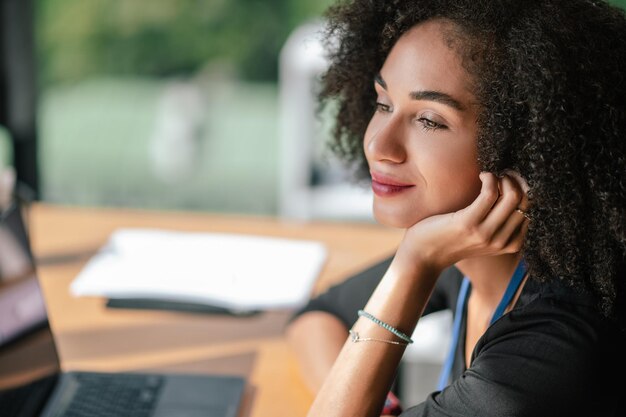 Donna di affari abbastanza giovane che lavora nell'ufficio